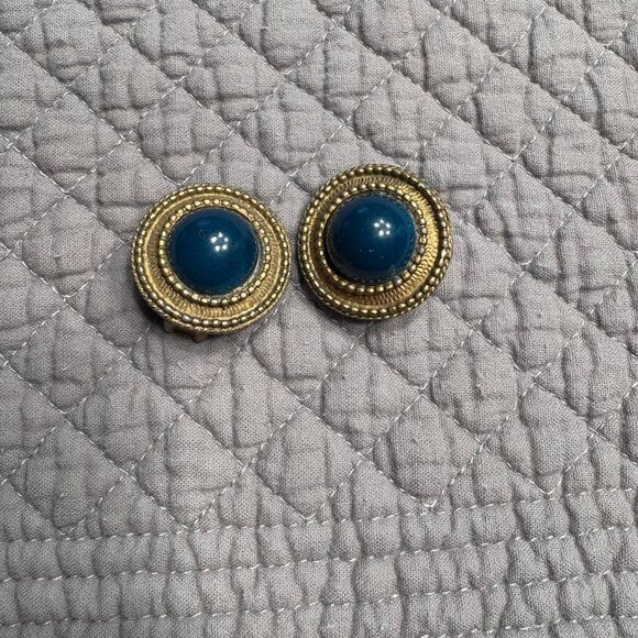 Vintage Clip on Earrings Round Gold Tone with Blue Stone - Picture 7 of 7